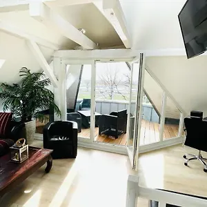 Apartment Luxury Rooftop Loft With River View 10min To City, Düsseldorf